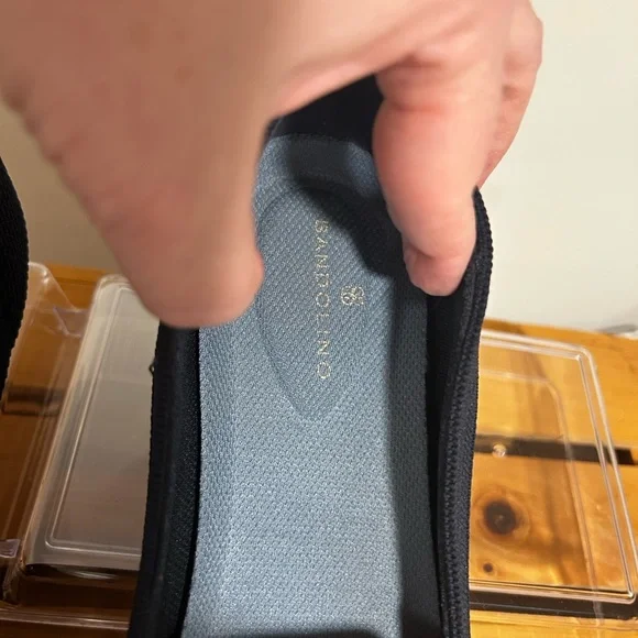 Women's Bandolino, navy blue knit comfort Slip-On Shoes. Sz 8. Smoke/pet free. - Picture 3 of 5